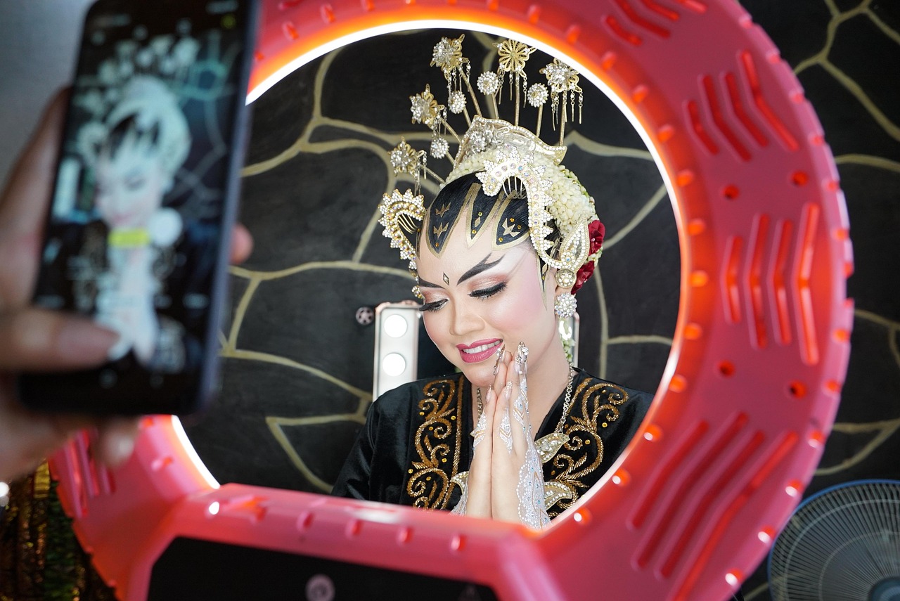 bride, woman, beautiful, photography, smartphone, wedding, java, indonesia, grooming, face, frame, surakarta